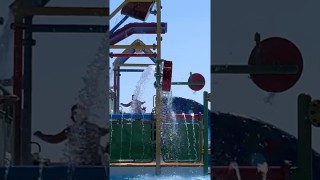Toboganele și piscina pentru copii de la Dreams Resort and Spa din SUNNY BEACH