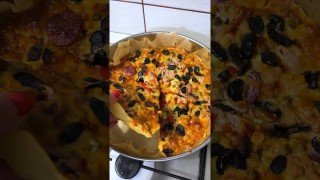 Pizza în tava rotundă cu ce am avut prin frigider: salam uscat, măsline, porumb