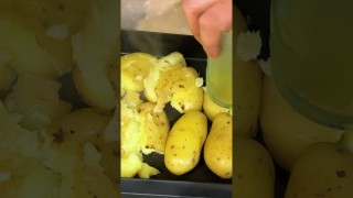 Zdrobim cartofii și îi pregătim pentru coacere la cuptorul electric