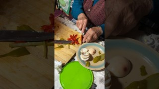 Bunica taie ardeiul și Maria decorează salata de boeuf