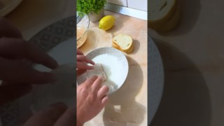 Salată de icre cu paine înmuiată în lapte