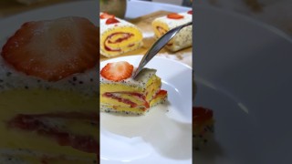 Prăjitura mea de azi: ruladă cu foaie de bezea, cremă de vanilie și căpșuni românești