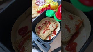 Dacă ai o roșie, un ardei, ouă, niște cașcaval și mușchi de porc poți face un mic dejun delicios