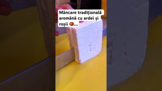 Mâncare tradițională din bucătăria aromână cu ardei gogoșar și roșii …