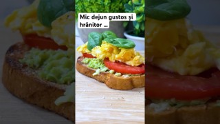 Mic dejun gustos și hrănitor cu avocado 🥑, ouă 🍳, roșii 🍅 și două frunze de baby spanac …