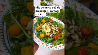 Mic dejun cu ouă de prepeliță și cârnați sticks …