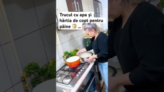 Trucul cu apă și hârtia de copt pentru paine coaptă la oala de fontă …