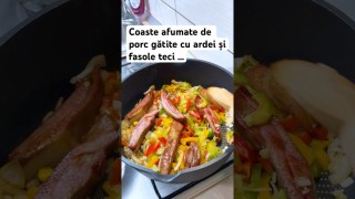 Coaste afumate de porc gătite cu ardei și fasole teci ..