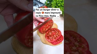 Fac un burger dintr-o roșie 🍅 mare împreună ca fiica mea, Nadia …