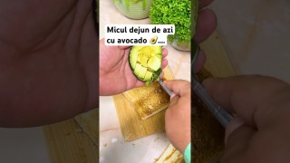 Micul dejun de azi cu avocado, ouă și un pic de mușchi …