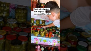 Bunica l-a învățat pe David (15 ani) cum să pună castraveții la oțet ..
