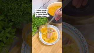 Cum am pregătit această ciorbă cu fasole păstăi și ciolan de porc …