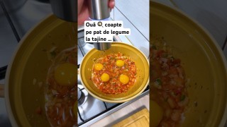 Ouă 🍳 coapte pe pat de legume la vasul tajine …